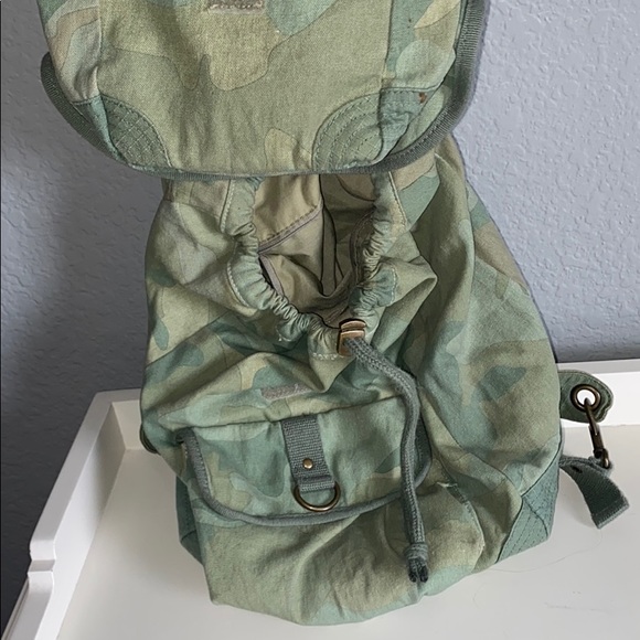 Gap Camo Backpack with Attatchable Lunchbox - Picture 5 of 5